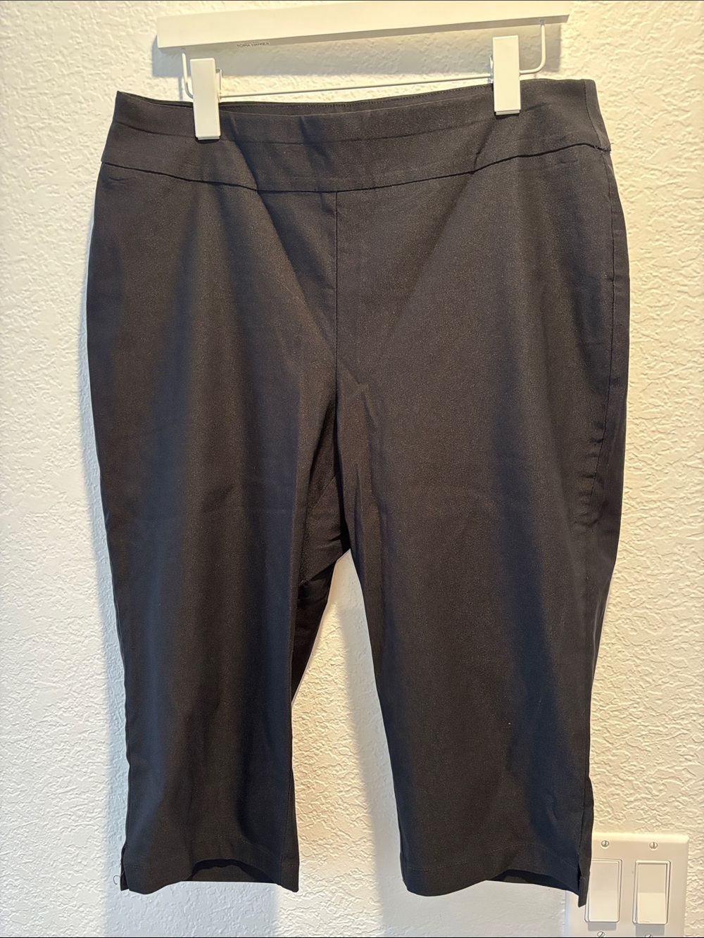 Chico’s So Slimming Women's Black Stretch Cropped Capri Pants Size 2